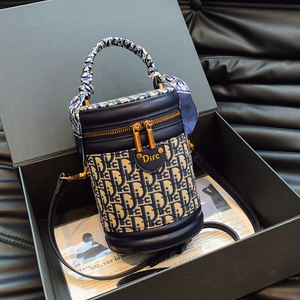 Sac seau pour femme modèle 2025 en PU. Sac à main élégant et luxueux. Fabriqué en matériau PU. - Product Image 3