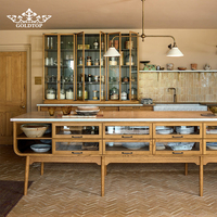 Meubles de cuisine haut de gamme sur mesure de style méditerranéen en bois artisanal avec hotte arquée pour projet de villa