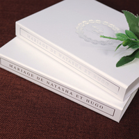 Boîte d'invitation rigide blanche mate avec design en feuille d'argent et ruban en satin pour mariage, anniversaire, emballage de papeterie