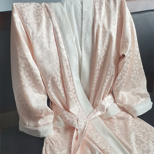 <span class=keywords><strong>Accappatoio</strong></span> Personalizzato a Doppio Strato in Raso Esterno e Pile Corallo Interno, <span class=keywords><strong>Jacquard</strong></span> 100% Poliestere, Comodo per Donne - Product Image 3