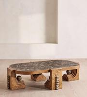 Table basse en marbre de style mid-century moderne, avec pieds sculptés en bois de burl, table centrale de luxe pour intérieur résidentiel ou hôtelier