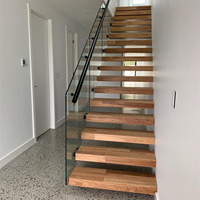 Escalier flottant moderne en bois et acier invisible pour intérieur avec garde-corps en verre