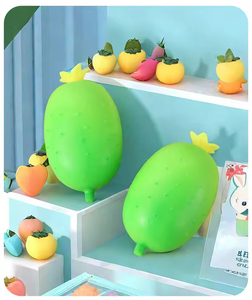 Jouet réaliste en forme de concombre, souple, anti-stress et sensoriel pour la décoration de bureau - Product Image 5