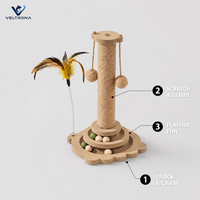 Tourne-disque à griffoir pour chat en forme de fleur avec pistes à balles, poteau en sisal et baguette à plumes, centre d'activités pour chat en bois