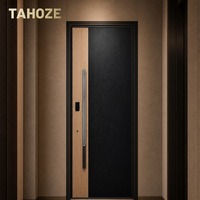 Porte d'entrée de sécurité en acier finition grain de bois noir avec garniture en bois clair et poignée intégrée pour villa privée