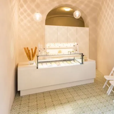 सफेद आरामदायक जमे हुए दही दुकान | खुदरा स्टोर इंटीरियर डिजाइन | आइस क्रीम दुकान प्रदर्शन तालिका