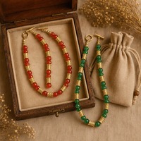Collier Rétro Médiéval en Alliage Plaqué Or avec Perles en Pierre Naturelle Fait Main, Chaîne à Maillons, Poids 80G, Vert Rouge