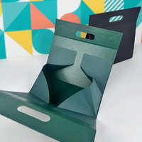 Boîte cadeau triangulaire magnétique recyclable avec logo personnalisé, gaufrage et doublure en éponge imperméable pour emballage de parfum haut de gamme