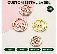 Étiquettes en alliage de zinc gravées, polies miroir, résistantes à la corrosion, en rouleau, logo 3D en relief pour maillots de bain et vêtements de surf, conception personnalisée, en stock