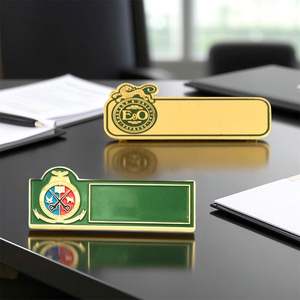 Logotipo personalizado del hotel Gráficos en blanco Insignia de metal Placas de identificación Etiquetas Acabado profesional minimalista para el sector de servicio del personal ENVÍO RÁPIDO - Product Image 4