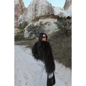 Veste en fourrure de vison noir, boutons décoratifs vintage, fermeture simple boutonnage, coupe ajustée, matière extérieure en soie teinte et laine, motif imprimé - Product Image 2