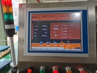 Machine d'étiquetage enveloppante à commande servo pour bouteilles carrées Haute précision