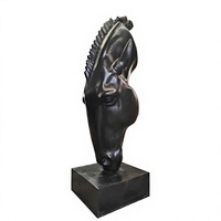 Sculpture de tête de cheval d'art moderne personnalisée, finition classique demi-coupe et vieillie, moulée pour la décoration des cours de villas et d'hôtels