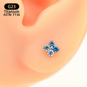Boucles d'oreilles clous en titane F136 avec zircon, motif trèfle à quatre feuilles, forme fleur, 4 mm, bijoux de piercing - Product Image 2