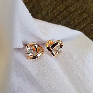 Orecchini a perno delicati a forma di cuore da donna, design a cuore cavo, accessori minimalisti per l'uso quotidiano - Product Image 1