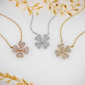 Collar de Trébol con Diamantes en Oro de 18k: Colgante de Flor con Pavé, Cadena Ajustable - Product Image 3