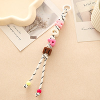 Pendentif de sac coloré style Miu en corde tressée avec perles acryliques et lettres, par Shunquan Jewelry