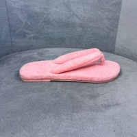 Tongs moelleuses pour femmes avec dessus en tissu éponge doux, semelle texturée antidérapante pour un port confortable et décontracté à la maison