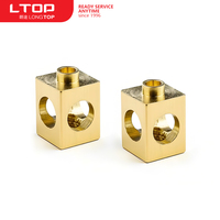 Ensemble de porte-bougies en laiton doré moderne et durable, forme carrée, design à découpe circulaire, décoration géométrique pour la maison