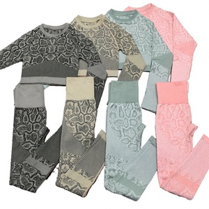 Ensemble de sport 2 pièces pour femme, imprimé à carreaux, extensible, respirant, imperméable, recyclable, avec soutien-gorge de sport sans couture et leggings taille haute - Product Image 3