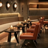 Personnalisation OEM ODM, ensemble de table ronde en bois massif en noyer avec 2 chaises, revêtement en cuir pour bar, restaurant, centre commercial et hôtel