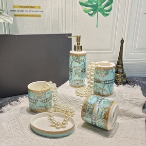Offre Spéciale : Ensemble de 5 Pièces de Luxe en Céramique pour Couple, Kit de Bain en Porcelaine Rose et Verte Style Occidental pour la Rince-bouche - Product Image 5