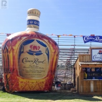 Bouteille de rhum géante gonflable de 8 m avec éclairage LED, logo personnalisé, accessoire pour la publicité des magasins de spiritueux/la promotion de marques/les expositions