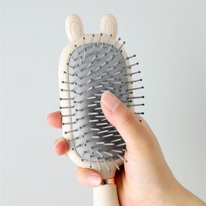 Brosse à cheveux élégante bleue avec coussin d'air, en ABS, nylon et caoutchouc, avec nettoyeur - Product Image 4