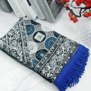 Le fabricant fournit des tapis de prière ronds en chenille tissée ethnique avec un dos antidérapant, des motifs géométriques, des cadeaux pour le Ramadan, des articles islamiques. - Product Image 1