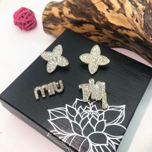 Broches de Moda de Lujo para Mujer, Hechos a Medida, Personalizados, con Cadena de Letras de Acero Inoxidable y Diamantes de Imitación, de Alta Calidad, Venta al por Mayor - Product Image 1
