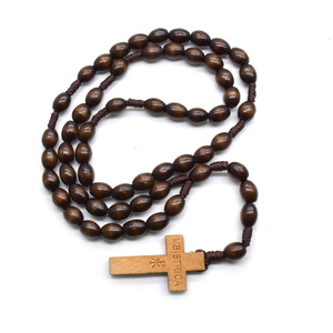 Collier de prière en bois fait main, perles en forme de riz brun, pendentif croix, bijoux religieux unisexe - Product Image 1
