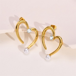 Boucles d'oreilles délicates plaquées or 18 carats avec perle, en acier inoxydable, avec zircon cubique en forme de cœur - Product Image 4