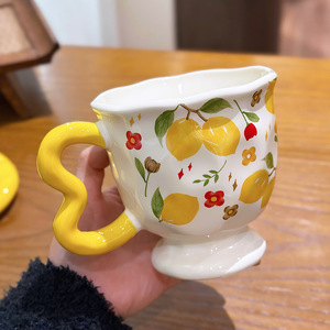 แก้วเซรามิก Zuo Mu พร้อมฝาและช้อน ลายผลไม้เพ้นท์มือ ทนความร้อน แก้วกาแฟสำหรับออฟฟิศ ของขวัญสำหรับสาวๆ - Product Image 1