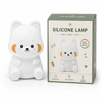 Lampe Panda Rouge en Silicone avec Diffusion Lumineuse Douce, Modes de Couleurs, Utilisation Sans Fil et Base Stable pour Dortoir, Étagère, Voyage et Boutiques de Souvenirs