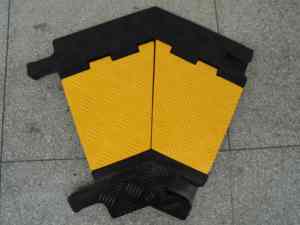 Protecteur de câbles à cinq canaux en caoutchouc robuste 900x500x50mm 15kg pour les chantiers de construction et la protection des câbles routiers - Product Image 4