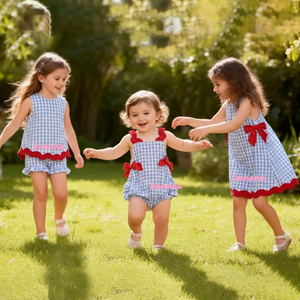 Ropa Infantil: Pelele Vintage Azul a Cuadros Vichy para Niña, Conjunto a Juego con Volantes y Ribete Festoneado, Pelele de Bebé a Cuadros con Lazo Rojo, Vestido de Verano - Product Image 1