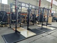 Rig de fitness extérieur sur mesure à 4 baies pour squat, barres de traction et exercices de cross-training
