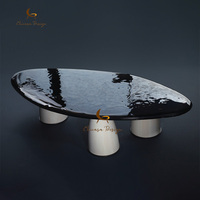 Table basse de luxe en bois massif, pièces de mobilier sur mesure pour villas haut de gamme et espaces de vie.