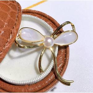 Broches de Moda con Perlas de Agua Dulce de 7-8 mm, Diseño de Flor y Lazo, Decoración de Concha Madre, Marca Welfare AK Pearl - Product Image 3