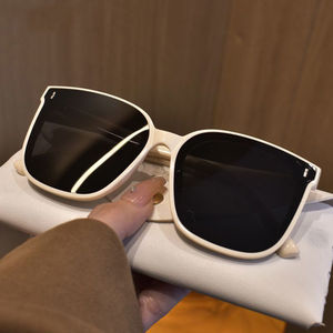 Lunettes de soleil carrées surdimensionnées de luxe, colorées, vintage, à monture intégrale, en PC, unisexe, protection UV400, design sportif et tendance, pour l'extérieur - Product Image 4