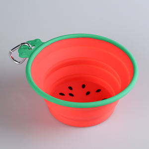 Tazón plegable de silicona para mascotas con mosquetón para perros y gatos, diseño de sandía roja, resistente al calor, tamaño M - Product Image 6