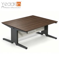 Bureau de bureau moderne avec cloison de séparation blanche et canal de câblage sous le bureau pour table de travail commerciale en espace ouvert