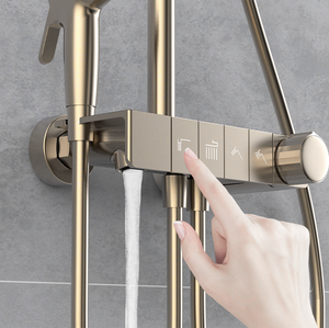 Ensemble de douche piano pour hôtel, <span class=keywords><strong>corps</strong></span> principal en laiton à poignée unique, finition or brossé, pomme de douche à jet de massage avec fonction pause incluse - Product Image 4