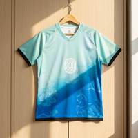 FITRYDER Camiseta de Fútbol Unisex con Cuello en V, Poliéster/Nailon, Nombre del Equipo Personalizado, Degradado Azul Verde, Impresión Sublimada, Secado Rápido, Pantalones Cortos Deportivos