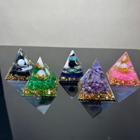 5cm Bunte Gravierte Chakra-Heilkristall-Kiesel Harz-Organit Umweltfreundliche Pyramide Ornament Souvenir für Weihnachten Maskottchen