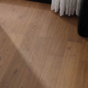 Parquet en chêne massif moderne, finition lisse, 15 mm, système de pose par clips, motif grain de bois brun clair - Product Image 1