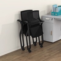 Chaise de formation moderne pliable et empilable avec roulettes, dossier en maille et accoudoirs fixes pour salles de conférence et de réunion