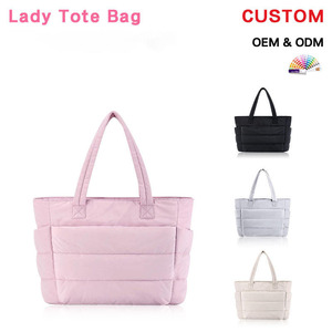 Sac fourre-tout matelassé en nylon de haute qualité pour femmes, avec logo personnalisé, idéal pour les voyages, la plage, la salle de sport, avec poche pour bouteille en polyester - Product Image 5