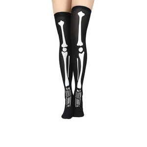 Calcetines hasta la rodilla con estampado de Halloween para mujer, accesorios de disfraz con diseño de telaraña, cruz, murciélago y calavera en blanco y negro - Product Image 2