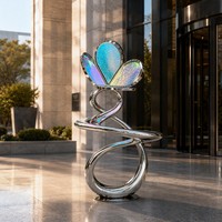 Sculpture sur mesure en acier inoxydable « Ruban Papillon » abstraite – Art extérieur personnalisable pour paysages de luxe